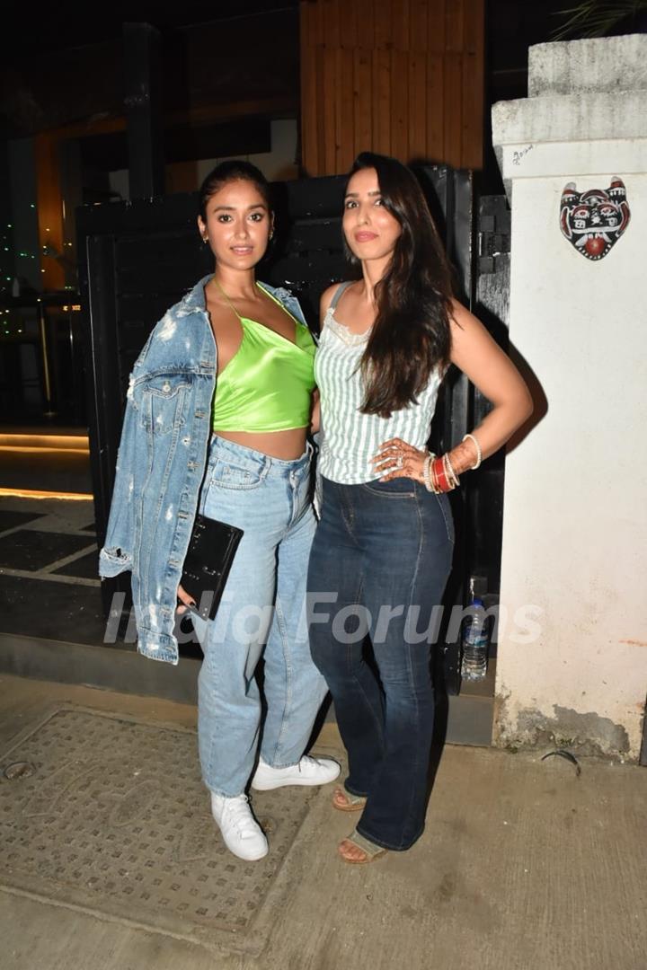 Ileana D'cruz poses with Pooja Vijan to paparazi in the city 