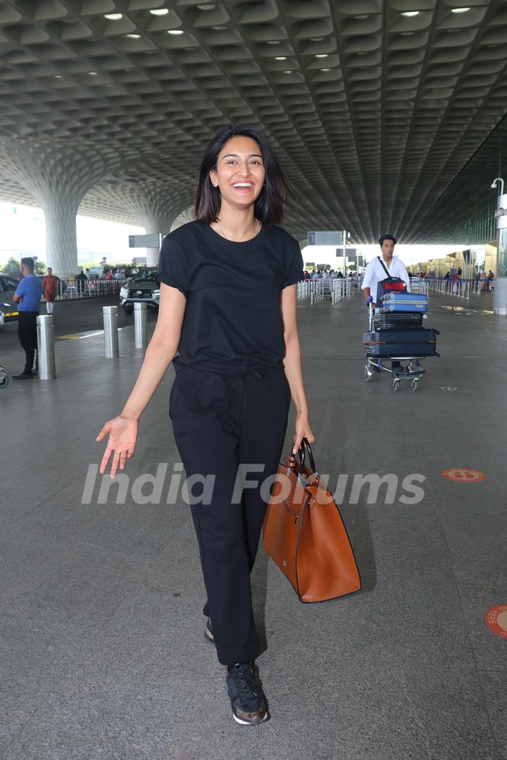 Erica Fernandes spotted at Mumbai airport 