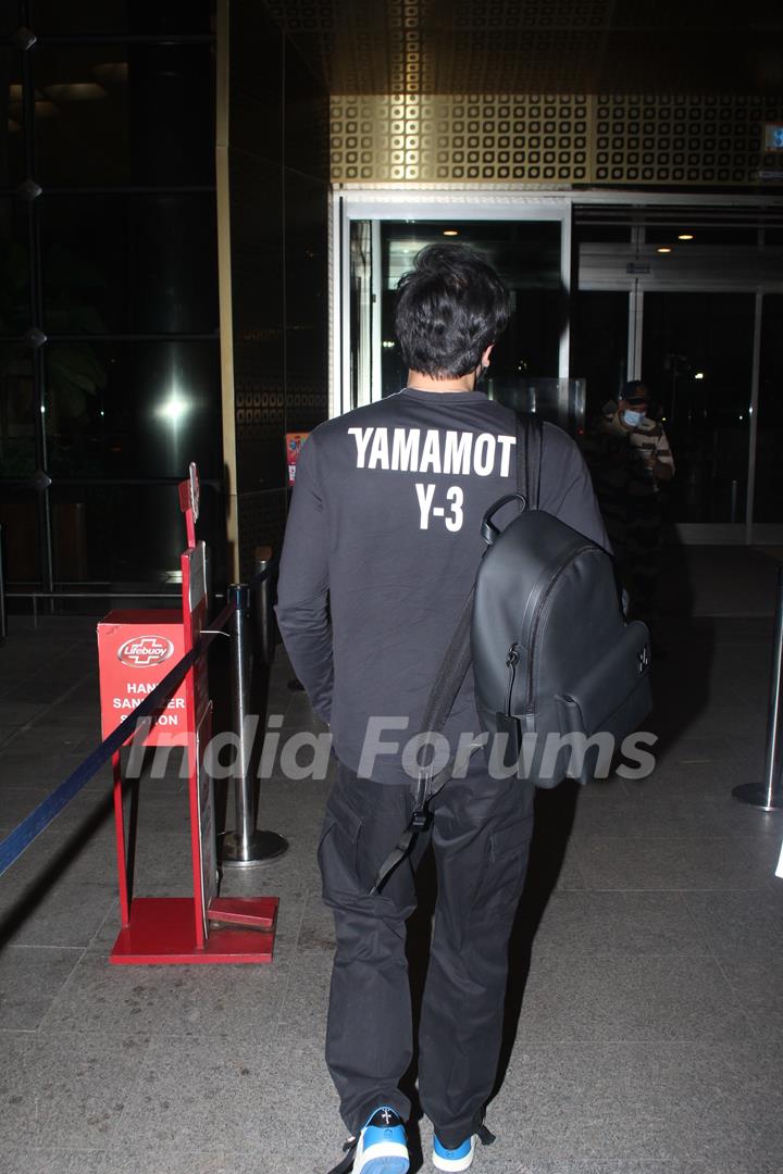 Ranbir Kapoor spotted at the Mumbai airport 