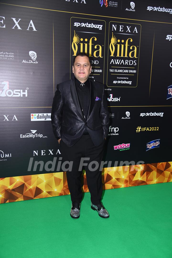 Celebrities poses on the green carpet of IIFA awards 2022 