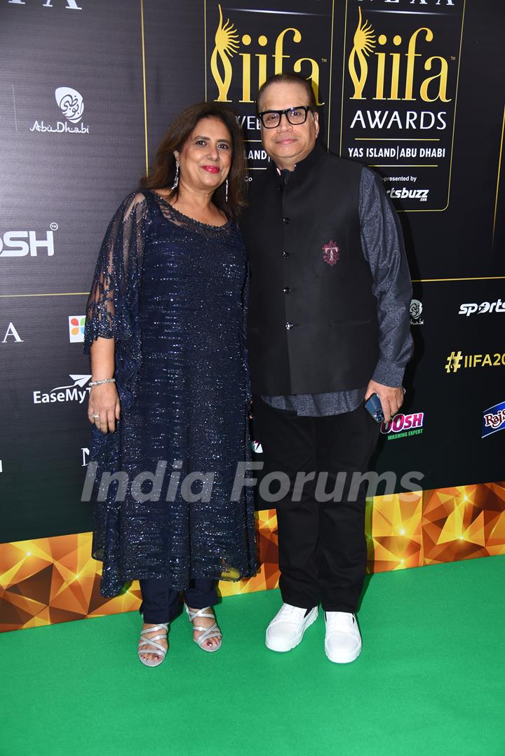 Celebrities poses on the green carpet of IIFA awards 2022 