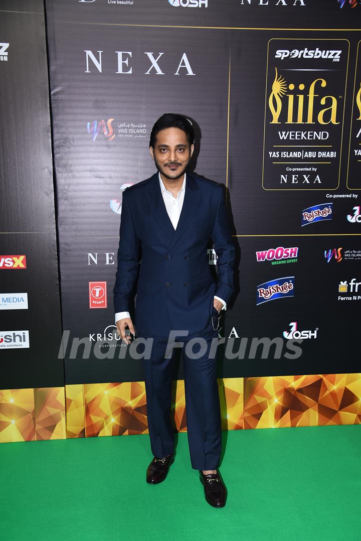 Celebrities poses on the green carpet of IIFA awards 2022 