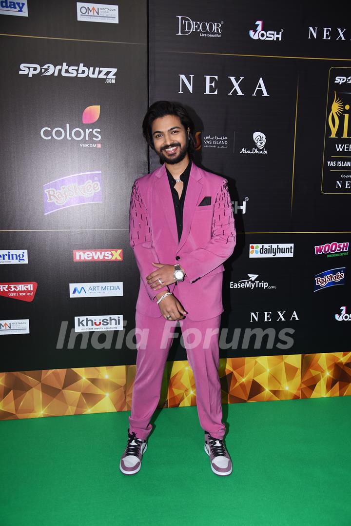 Celebrities poses on the green carpet of IIFA awards 2022 