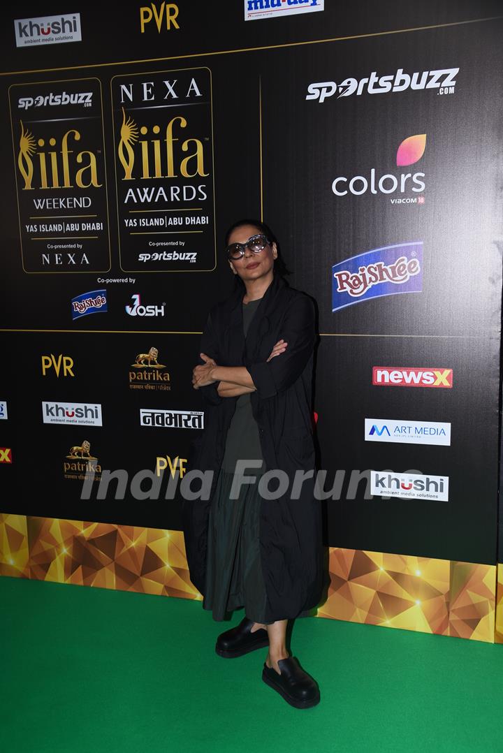 Celebrities poses on the green carpet of IIFA awards 2022 