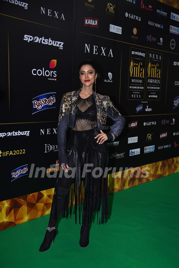 Celebrities poses on the green carpet of IIFA awards 2022 