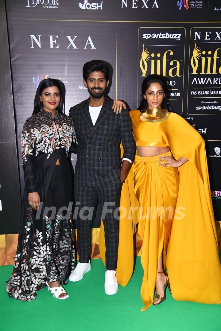 Celebrities poses on the green carpet of IIFA awards 2022 