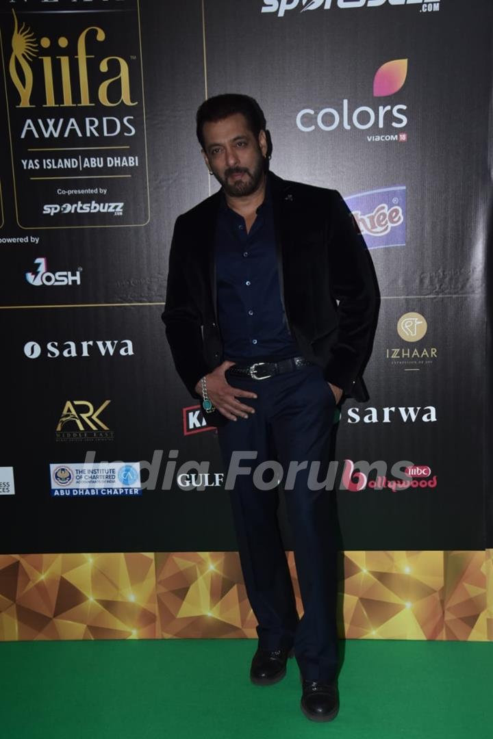 Salman Khan poses on the green carpet of IIFA awards 2022 