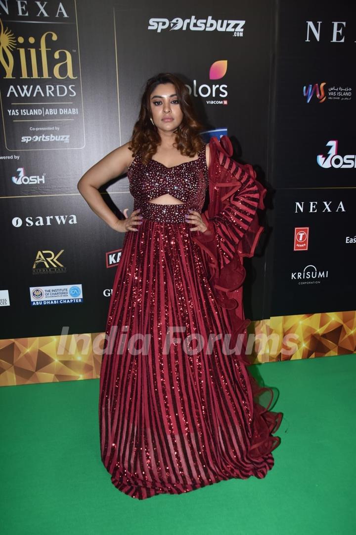 Celebrities poses on the green carpet of IIFA awards 2022 