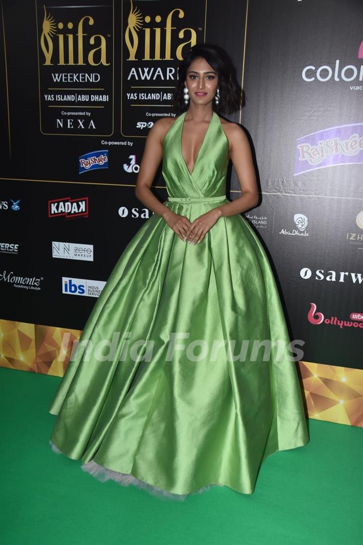 Erica Fernandes poses on the green carpet of IIFA awards 2022 