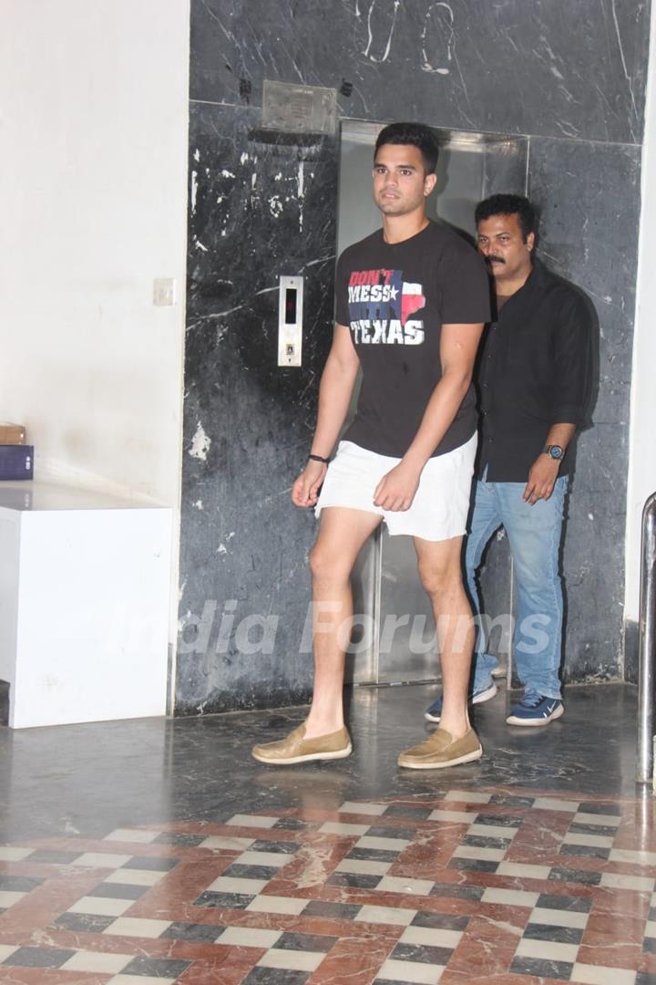 Arjun Tendulkar spotted at Bandra