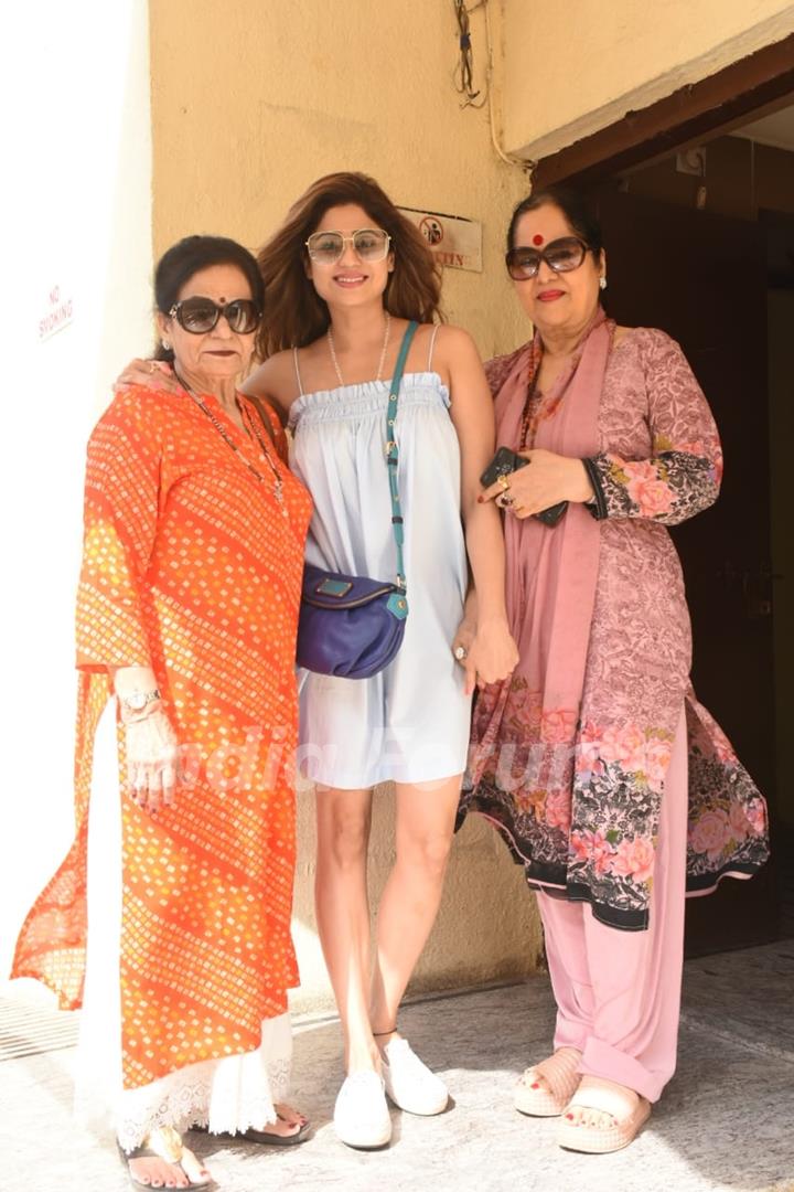 Shamita Shetty and her mom Sunanda Shettyspotted in the city 