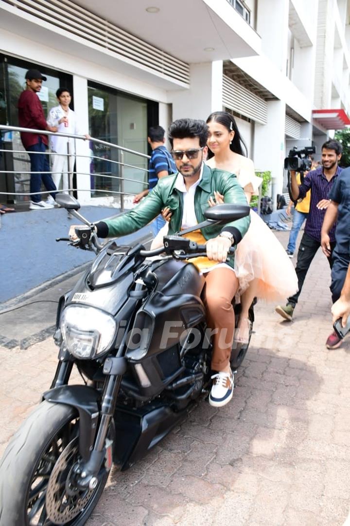 Karan Kundrra and Tejasswi Prakash spotted at on the set of Dance Deewane Juniors