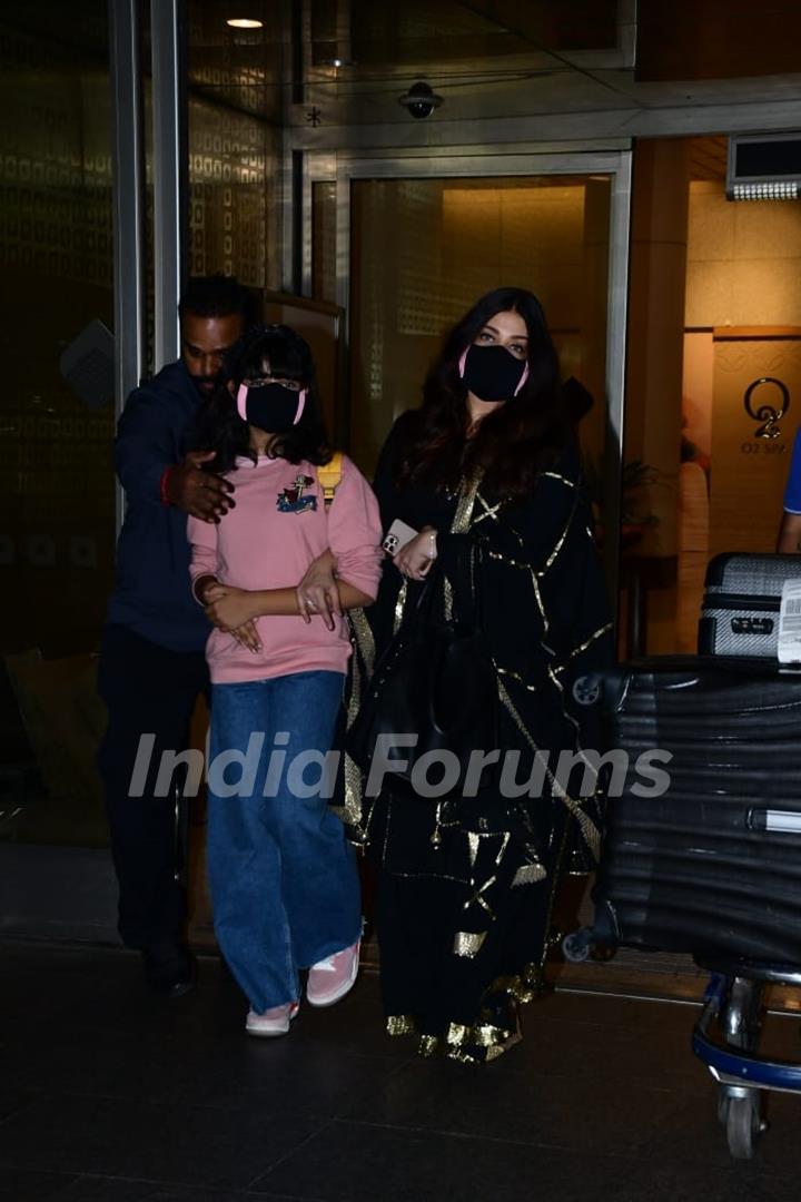 Aishwarya Rai Bachchan and her daughter Aaradhya Bachchan spotted at airport 