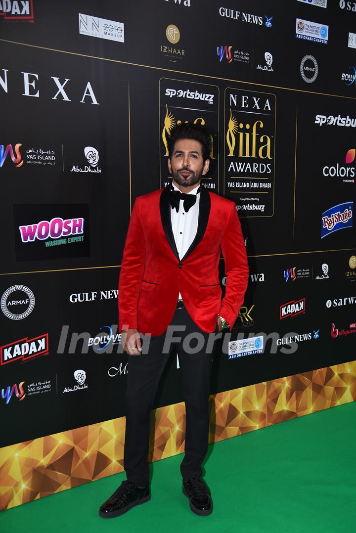 Vishal Kotian poses to paparazzi at green carpet of IIFA awards 2022 in Abu Dhabi