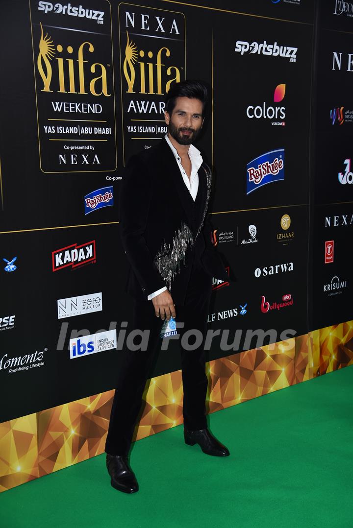 Shahid Kapoor poses to paparazzi at green carpet of IIFA awards 2022 in Abu Dhabi