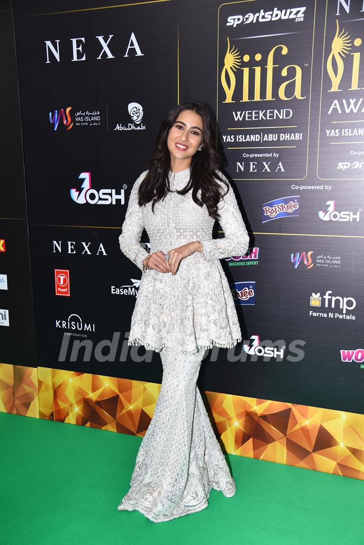 Sara Ali Khan poses to paparazzi at green carpet of IIFA awards 2022 in Abu Dhabi