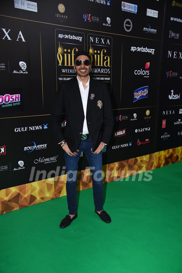 Sukhbir Randhawa poses to paparazzi at green carpet of IIFA awards 2022 in Abu Dhabi