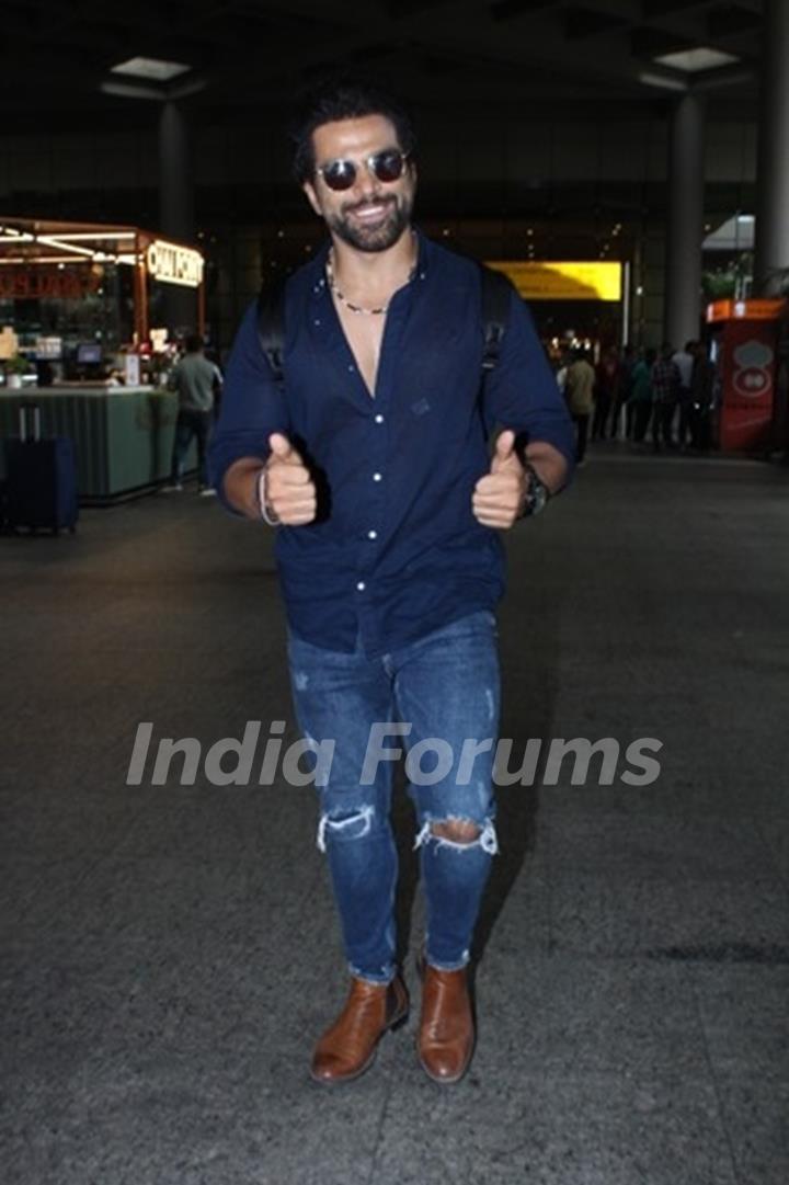 Rithvik Dhanjani spotted at the Mumbai airport