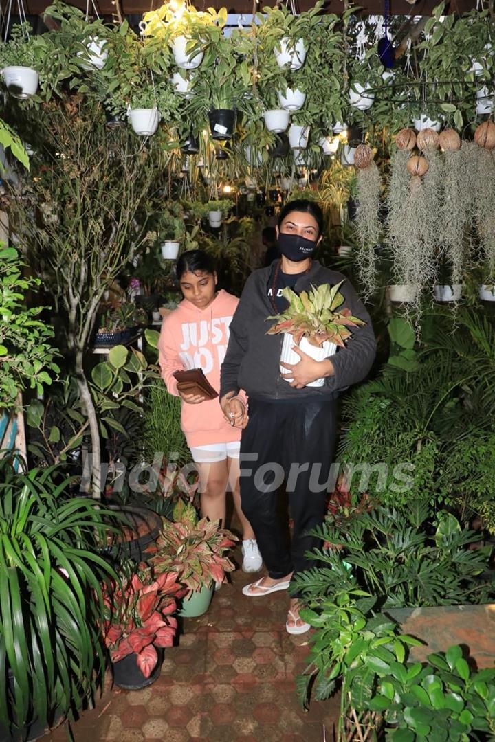 Sushmita Sen and daughter spotted at Bandra 