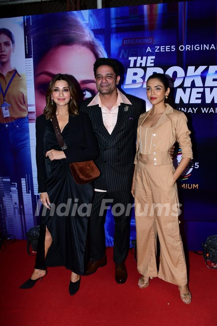  Sonali Bendre, Shriya Pilgaonkar poses with Jaideep Ahlawat spotted at the screening of The Broken News