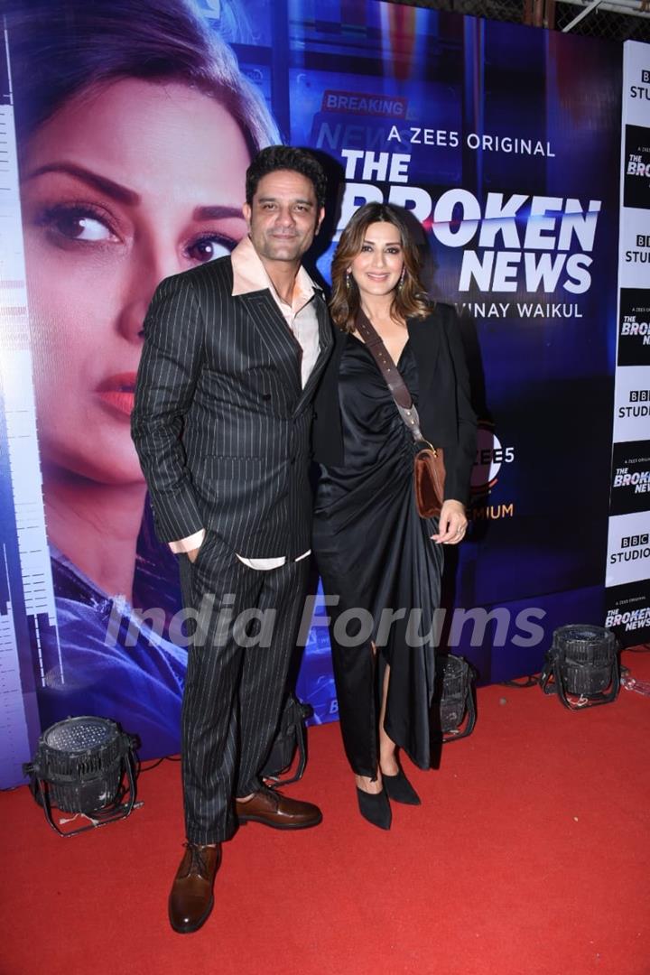  Sonali Bendre poses with Jaideep Ahlawat spotted at the screening of The Broken News