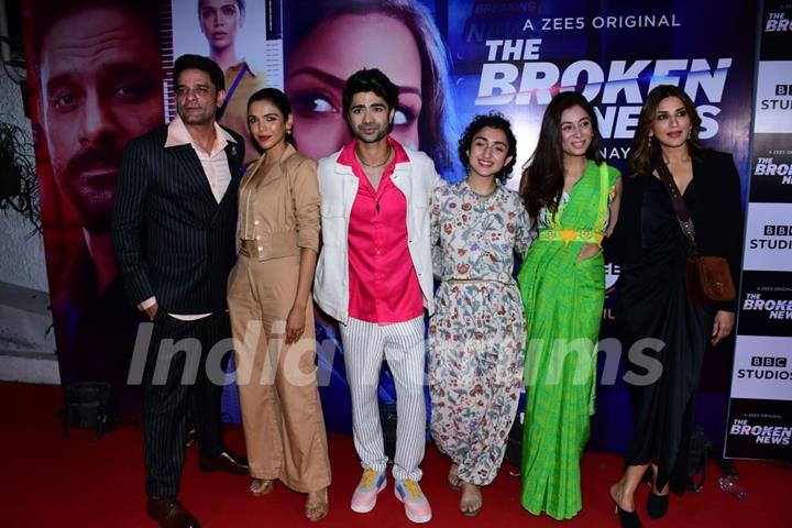  Sonali Bendre, Shriya Pilgaonkar poses with Jaideep Ahlawat, Taaruk Raina and Sanjeeta Bhattacharya spotted at the screening of The Broken News