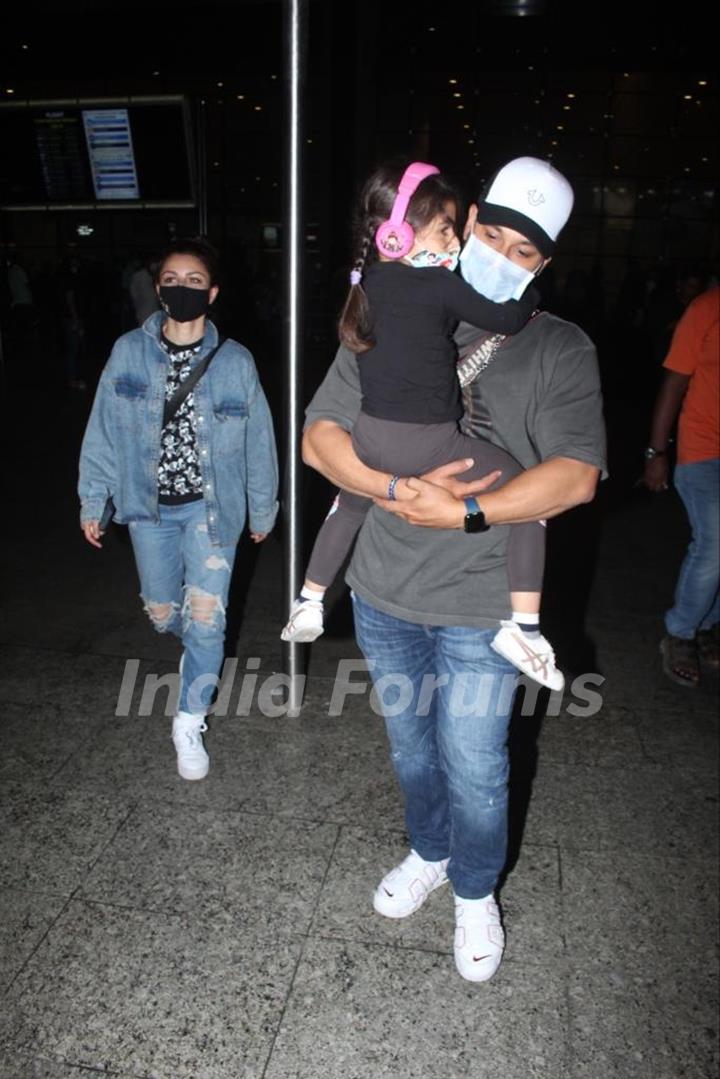 Kunal Khemu and Soha Ali Khan with daughter spotted at the Mumbai airport 