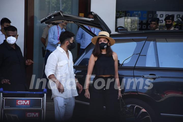 Anushka Sharma and Virat Kholi spotted at kalina airport 