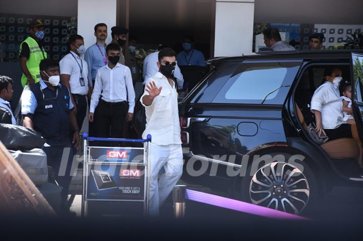  Virat Kholi spotted at kalina airport 