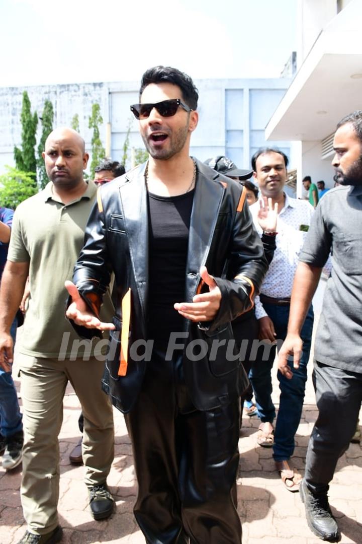 Varun Dhawan spotted on the set of Dance Deewane Juniors