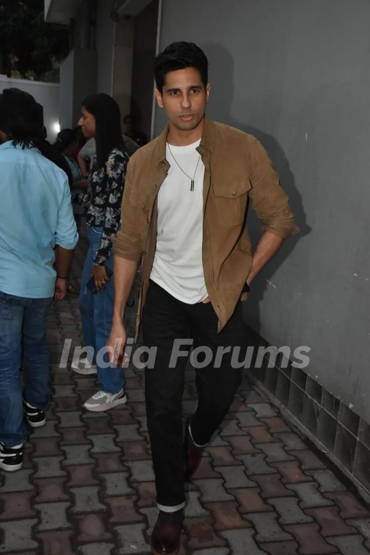 Sidharth Malhotra spotted at Khar 