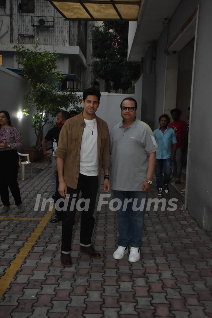 Sidharth Malhotra poses with Ramesh Taurani spotted at Khar