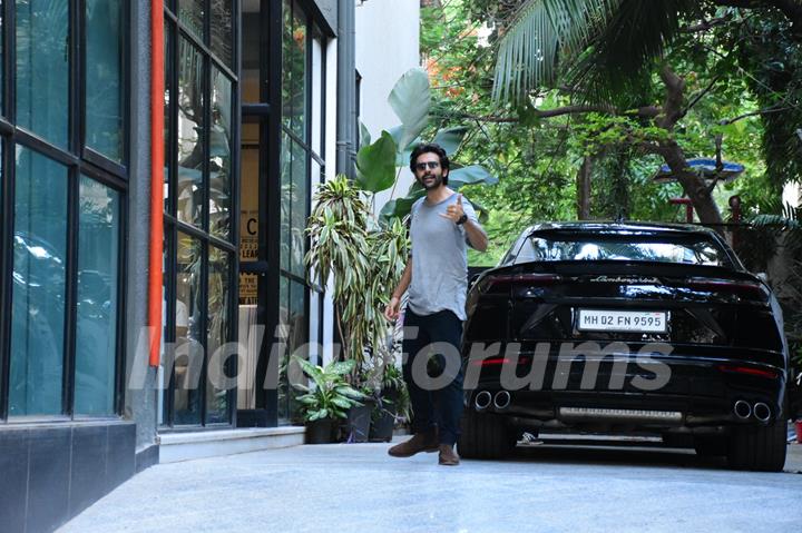 Kartik Aaryan spotted in the city 