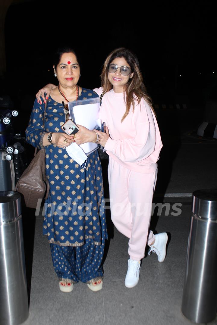 Shamita Shetty and mother Sunanda Shetty spotted at the Mumbai airport