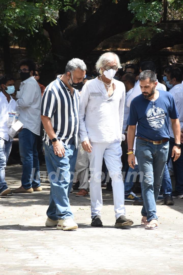 Anubhav Sinha spotted at Sudhir Mishra's house to pay their last respect to his mother soul
