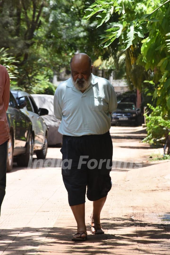 Saurabh Shukla spotted at Sudhir Mishra's house to pay their last respect to his mother soul