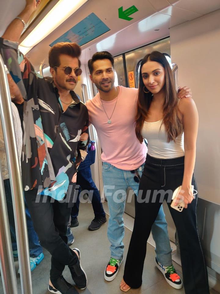 Anil Kapoor, Varun Dhawan and Kiara Advani spotted in the Mumbai Metro 