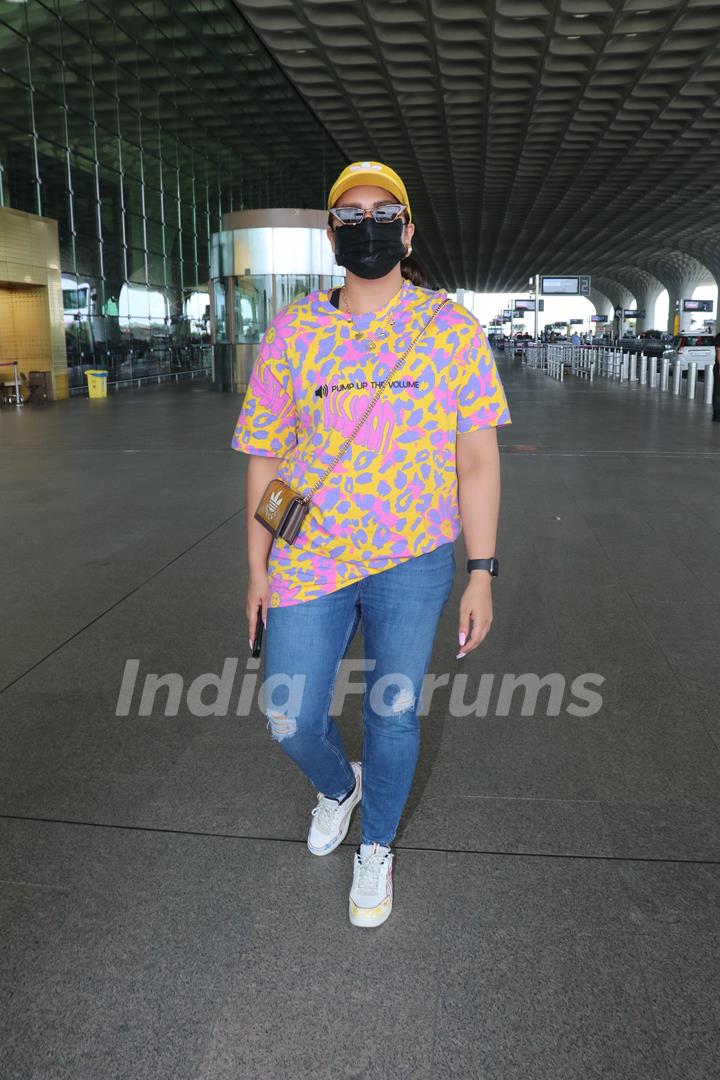 Huma Qureshi snapped at the Mumbai airport 