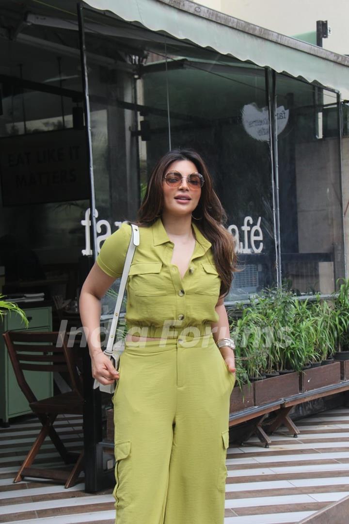 Shama Sikander spotted at farmer's Cafe in Khar