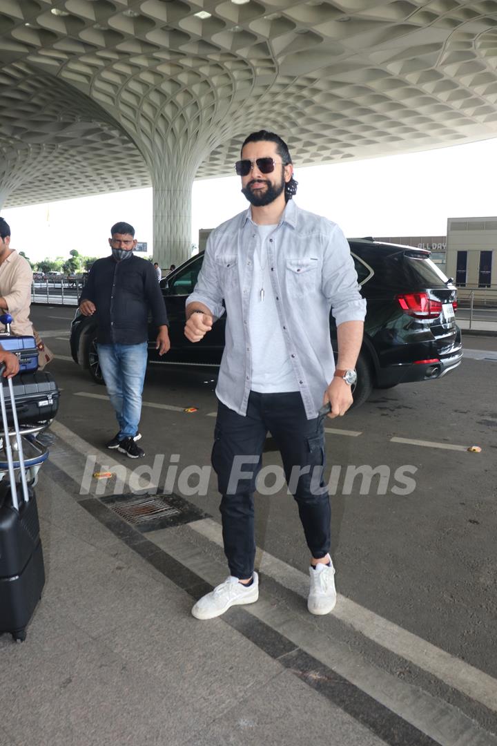 Aftab Shivdasani spotted at Mumbai airport