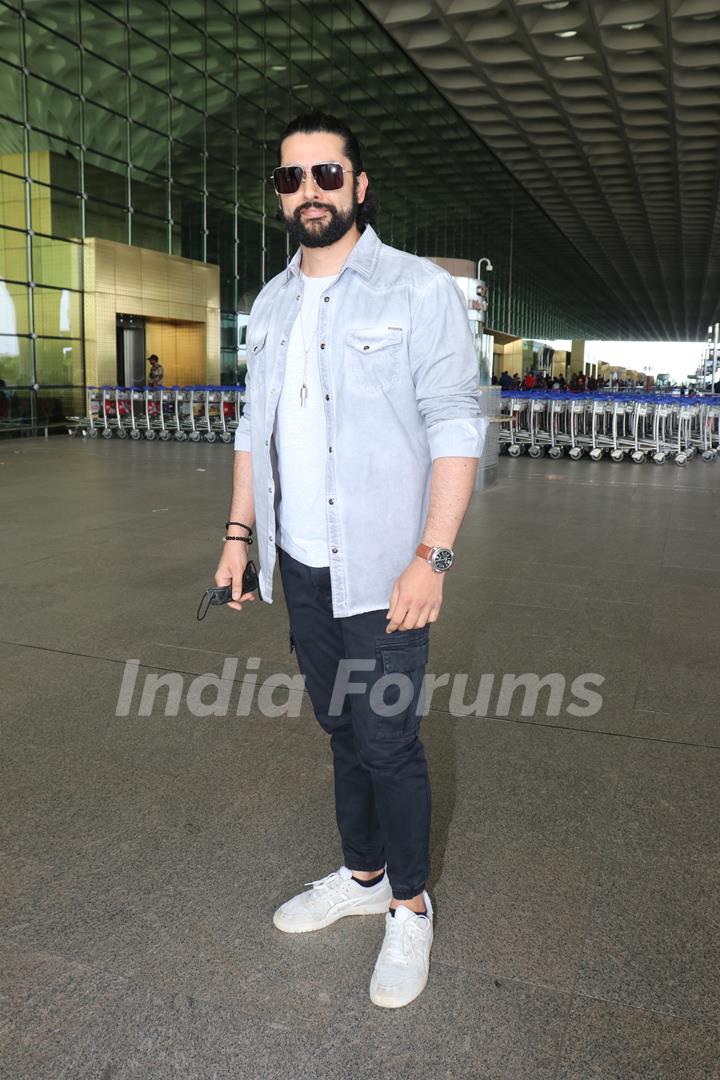 Aftab Shivdasani spotted at Mumbai airport
