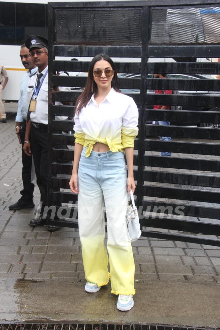 Kiara Advani spotted at the Kalina airport leaving for Pune to promote the film Jugjugg Jeeyo