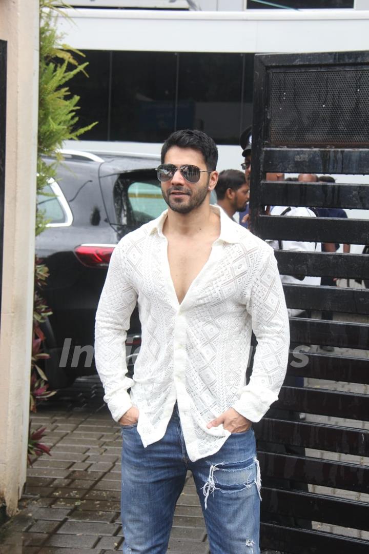 Varun Dhawan spotted at the Kalina airport leaving for Pune to promote the film Jugjugg Jeeyo