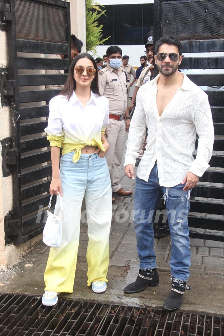 Varun Dhawan and Kiara Advani spotted at the Kalina airport leaving for Pune to promote the film Jugjugg Jeeyo