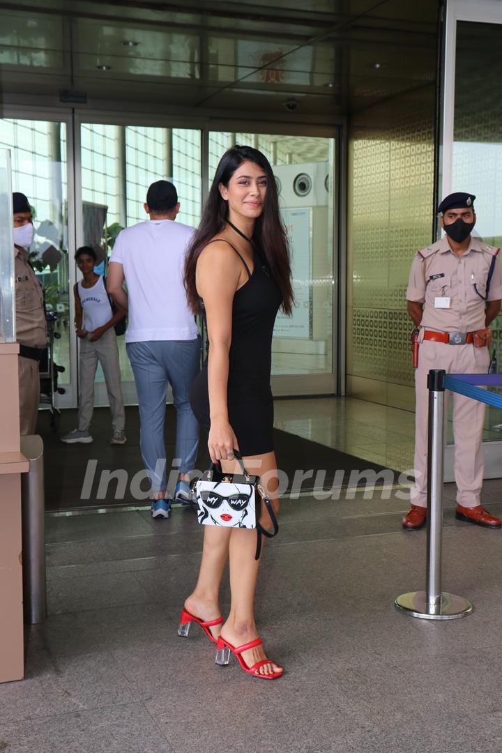 Warina Hussain spotted at Mumbai airport