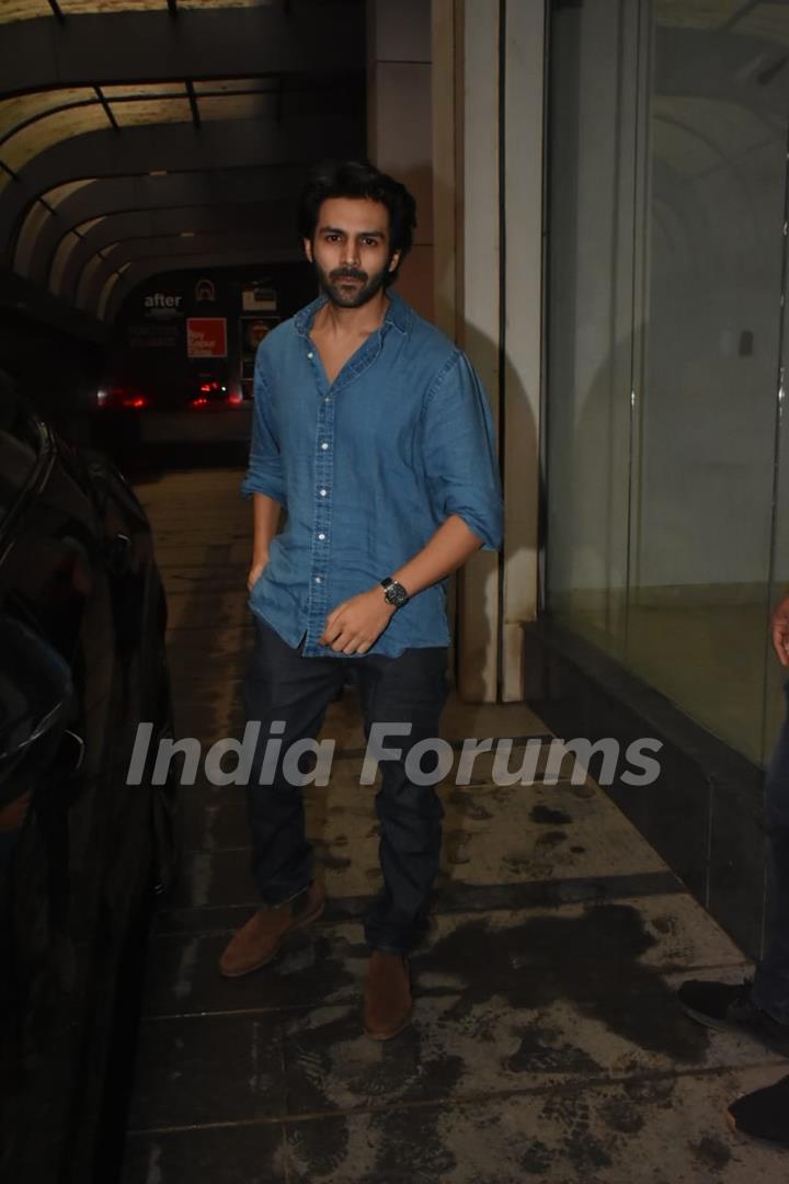 Kartik Aaryan spotted at Ashoush Gowariker office at Khar 