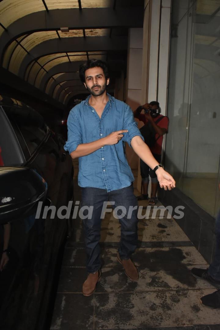 Kartik Aaryan spotted at Ashoush Gowariker office at Khar 