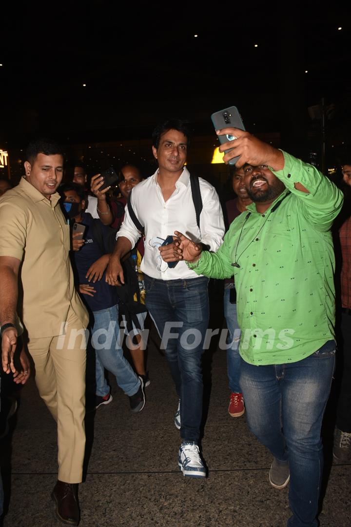 Sonu Sood snapped at the Mumbai airport 