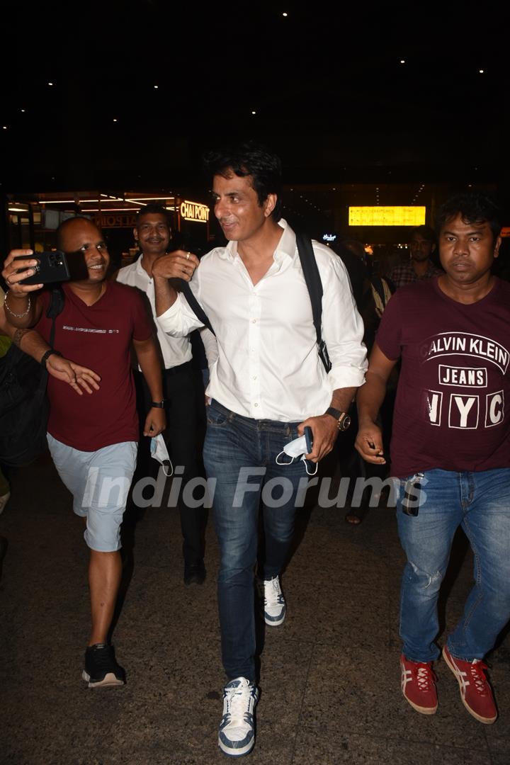 Sonu Sood snapped at the Mumbai airport 