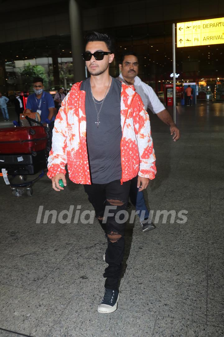 Aayush Sharma spotted at the Mumbai airport 